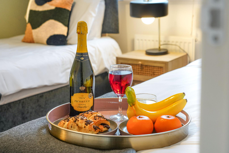 Food & Drinks 5, Broughton House with Parking, Garden & Smart TV, Milton Keynes