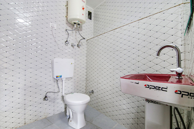Bathroom 2, Fabhotel Nirvana Deluxe, Kullu