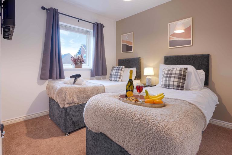 Bedroom 2, Broughton House with Parking, Garden & Smart TV, Milton Keynes