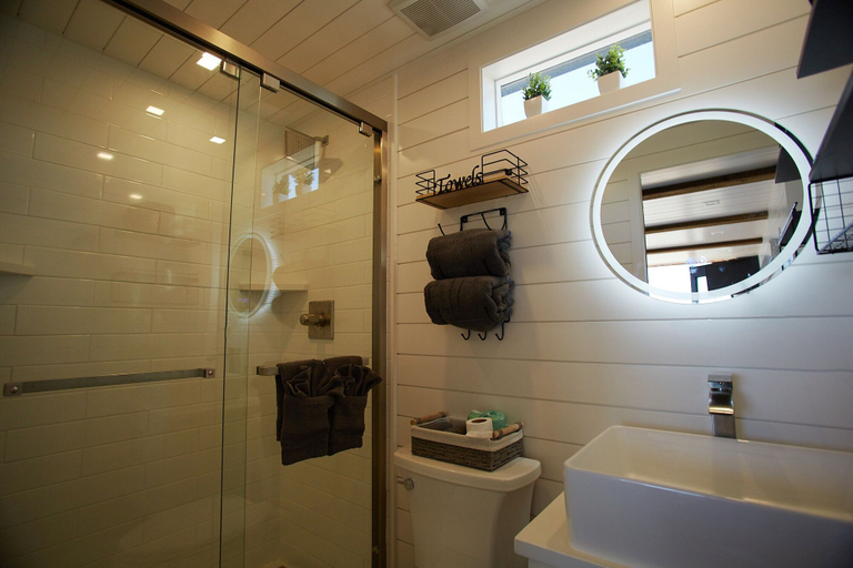 Bathroom 3, Glampinn Marfa, Presidio