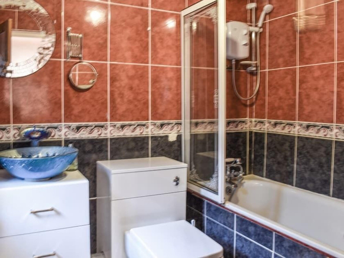 Bathroom 3, Shiralee Holiday Home, Wiltshire