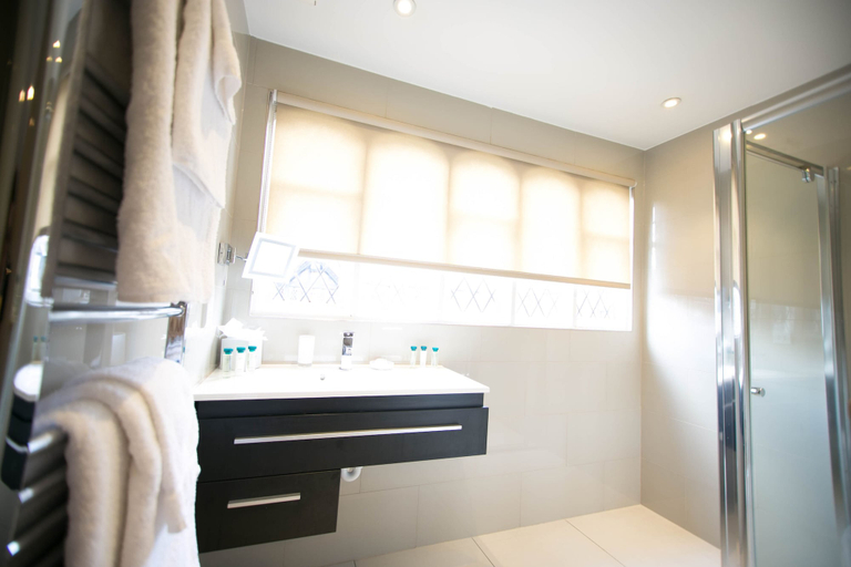 Bathroom 4, The Pillar Hotel, London