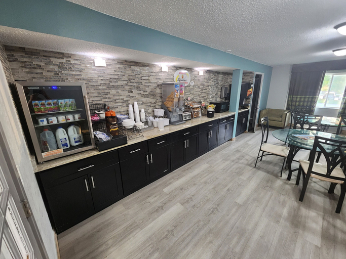 Food & Drinks 4, Super 8 by Wyndham Rockford I-90/Casino District, Winnebago