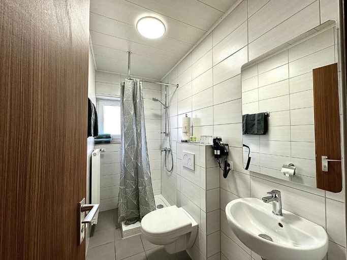 Bathroom 5, Pension Hubertus, Hof