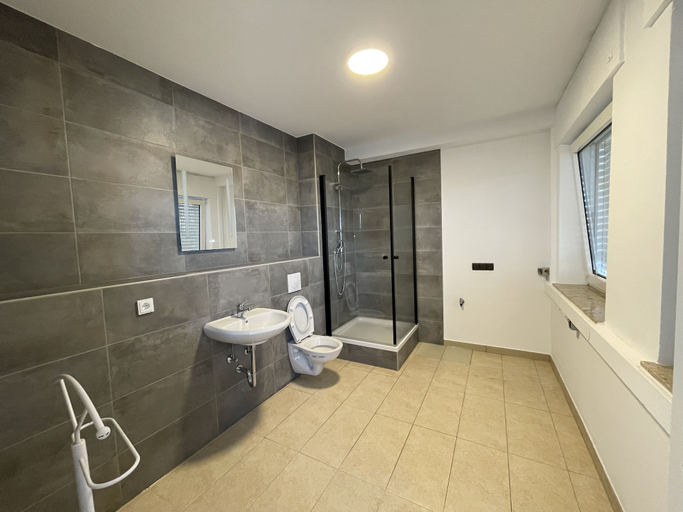 Bathroom 5, Erft Apartment, Rhein-Erft-Kreis