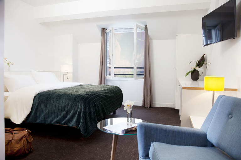 Bedroom 2, Logis Hôtel La Ruche, Yvelines