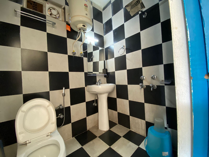 Bathroom 5, Hostel Hikers World, Kangra