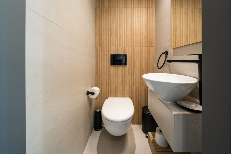 Bathroom 4, Waterside