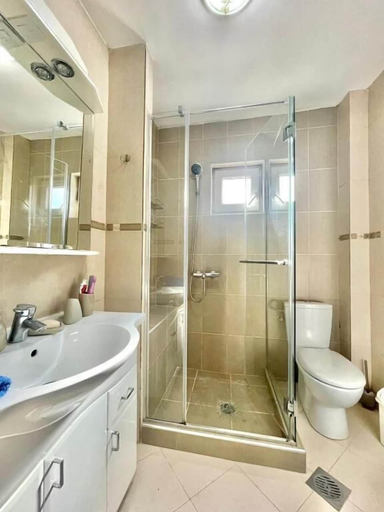 Bathroom 2, Family Apartment Garden View