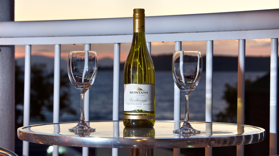 Food & Drinks 5, Lakeside Taupo, Taupo