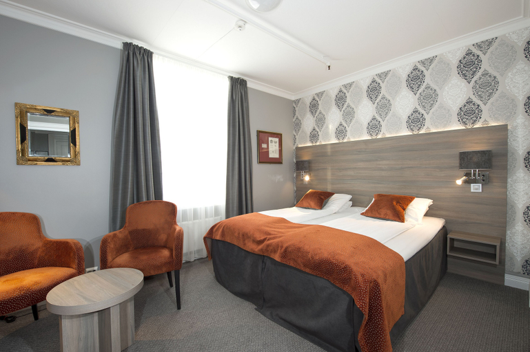 Bedroom 3, Dr. Holms Hotel, Hol