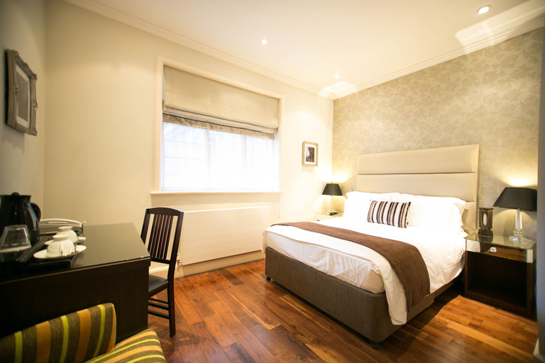 Bedroom 2, The Pillar Hotel, London