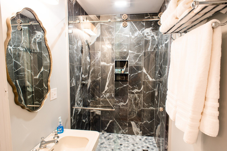 Bathroom 3, Washington Street Quarters, Greenbrier
