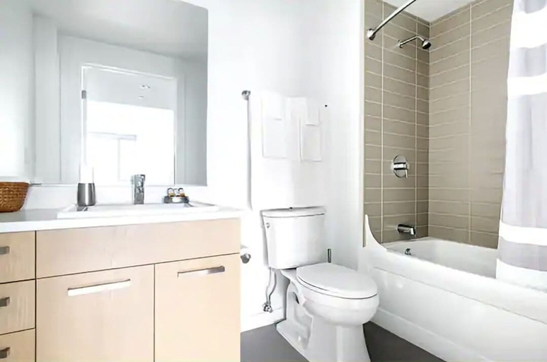 Bathroom 3, Beautiful Apt AC Downtown Pike TMobile, Seattle