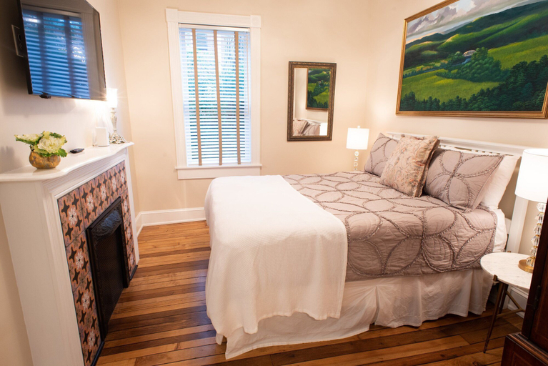 Bedroom 2, Washington Street Quarters, Greenbrier