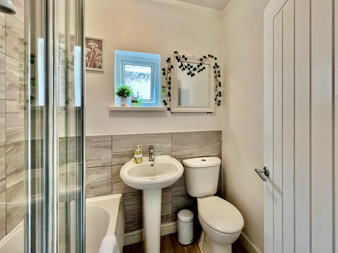 Bathroom 2, Johnson House - Contractors or Family Holidays, Lincolnshire