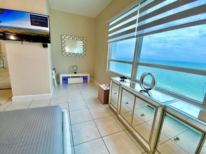 Bathroom 3, Large Ocean front Penthouse, Miami-Dade