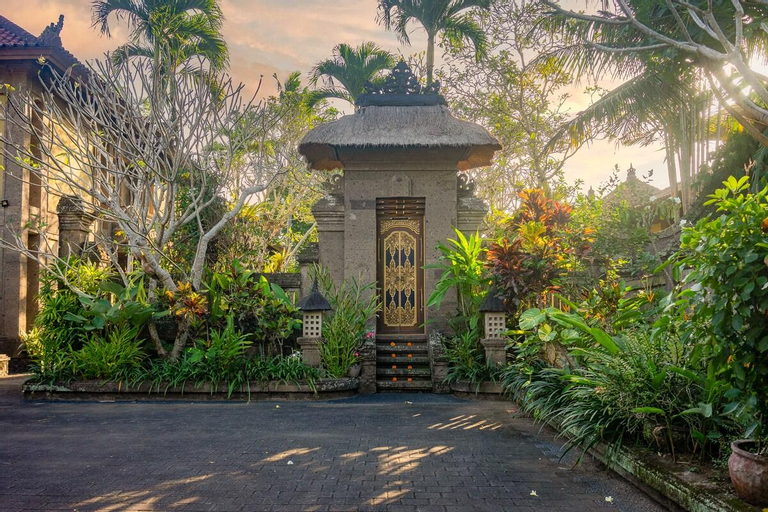 Balinese Art & Soul. Pool, AC, Private Room, Gianyar