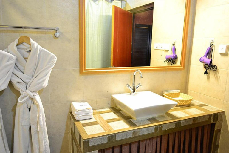 Bathroom 4, Hotel Migmar, Chang