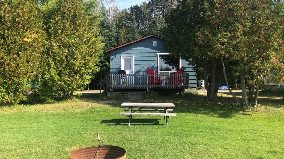 Exterior & Views 2, Staying by the Lakeside Cottages, Algoma