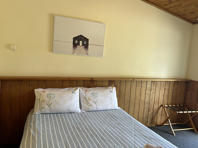Bedroom 2, Mystery Creek Motel, Waipa
