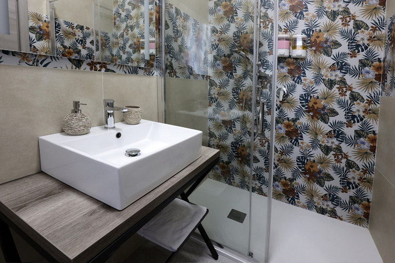 Bathroom 4, toc toc, Salerno