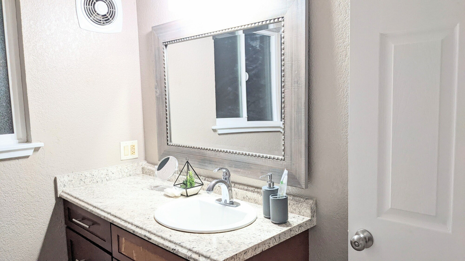 Bathroom, Beautiful Midtown Apartment - Huv, Kitsap