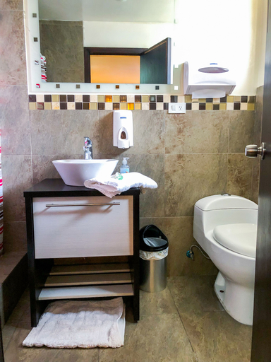 Bathroom 5, Hotel Villa Lafayette, Quito
