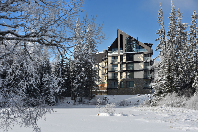 Exterior & Views