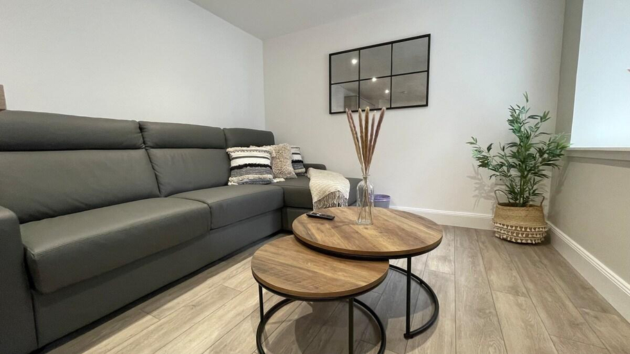 Others 4, Elegant Luxury Apartment with Bike Store -Sleeps 4, Highland