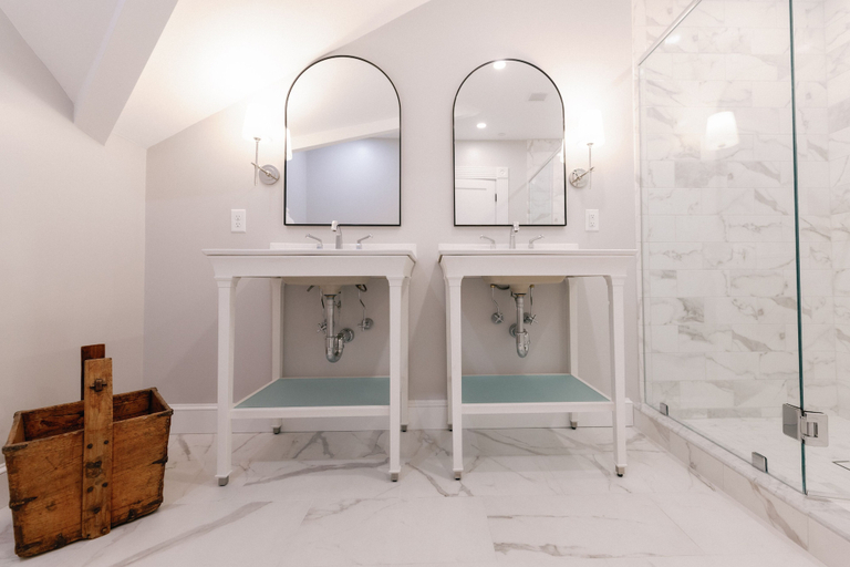 Others 5, The Bell Inn, Essex