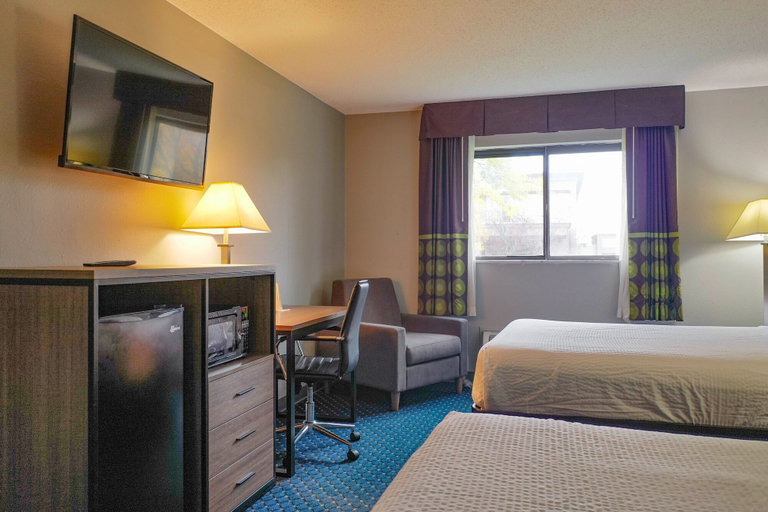 Bedroom 2, Super 8 by Wyndham Rockford I-90/Casino District, Winnebago