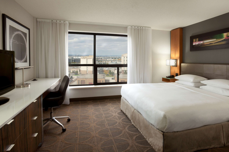 Bedroom 3, Hilton Toronto Airport Hotel & Suites, Peel