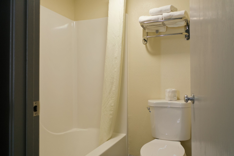 Bathroom 5, Super 8 by Wyndham Rockford I-90/Casino District, Winnebago
