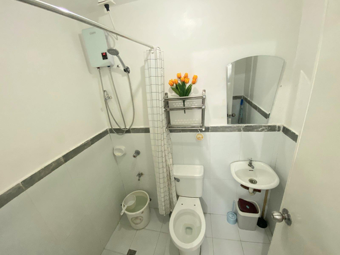 Bathroom, Balcony & 2BR Townhouse near Aquaplanet & Airport, Mabalacat