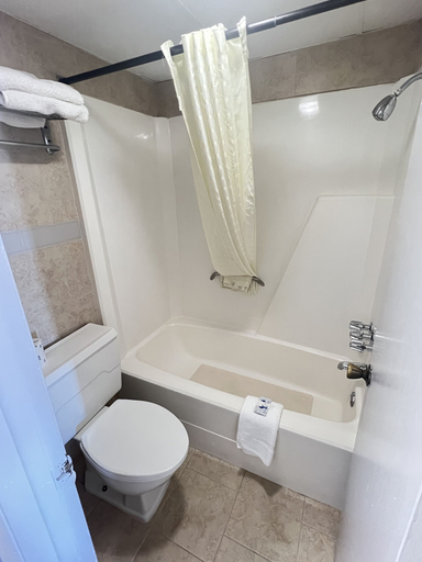 Bathroom 4, Hotel 81 El Reno, Canadian