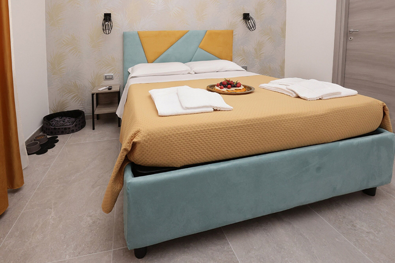 Bedroom 4, toc toc, Salerno