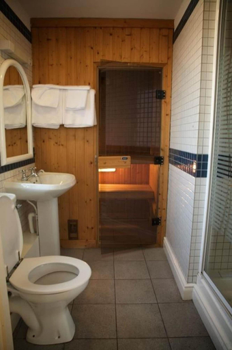 Bathroom 4, ROOFTOP 3BR PH-INDOOR SAUNA IN DUBLIN, Dublin