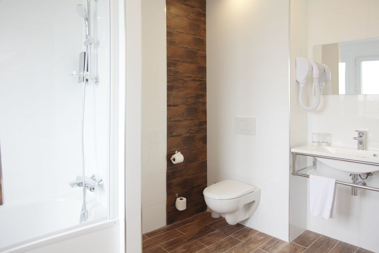 Bathroom 3, Logis Hôtel La Ruche, Yvelines