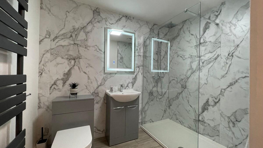 Bathroom 3, Elegant Luxury Apartment with Bike Store -Sleeps 4, Highland