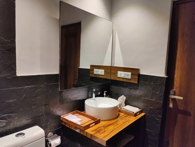 Bathroom, Great Empire Hotel, Kangra