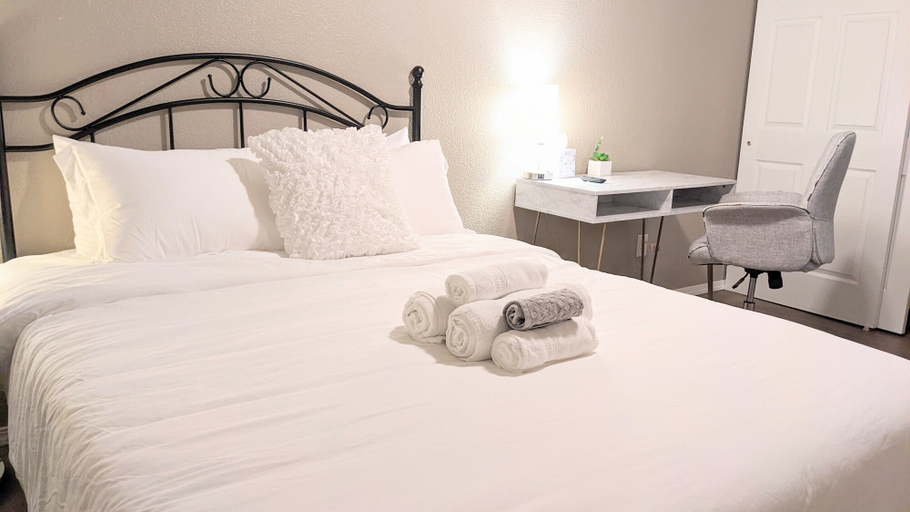 Bedroom 3, Beautiful Midtown Apartment - Huv, Kitsap