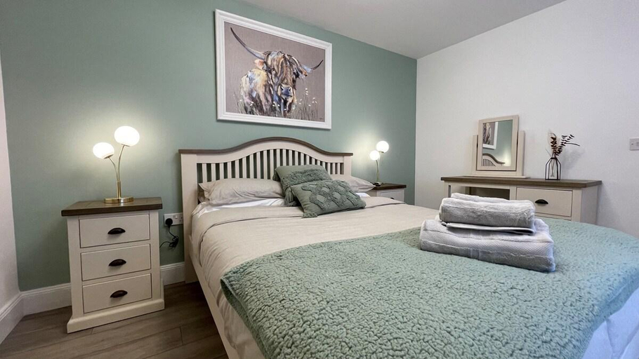 Bedroom 2, Elegant Luxury Apartment with Bike Store -Sleeps 4, Highland