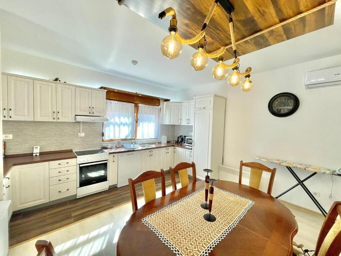 Others 5, Villa Serenity