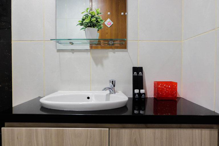 Bathroom 4, Premium 2BR Apt @ Grand Kamala Lagoon By Travelio, Bekasi