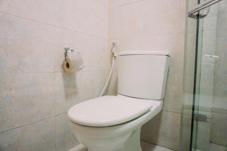 Bathroom 5, Nice and Comfy 1BR at The Mansion Kemayoran Apartment By Travelio, Jakarta Utara