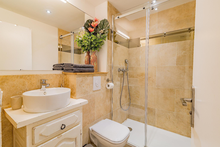 Bathroom, Apartment Historical Center Place Crillon L2, Vaucluse