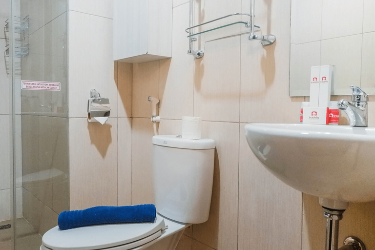 Bathroom 5, Homey 2BR Apartment at Tamansari Papilio By Travelio, Surabaya