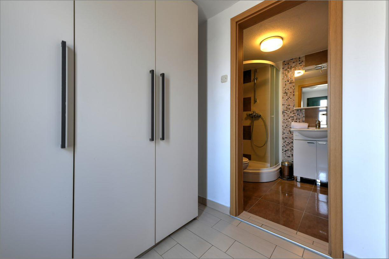 Bathroom 2, Apartment Oliva, Sali