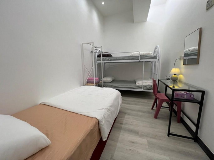 Bedroom 2, Jk>KingCentreHotel>A1>9pax>8 Beds>3BedR>3BathR, Kuching